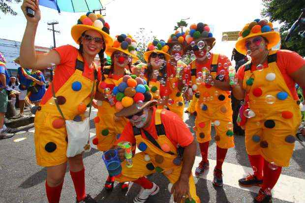 Grupo de Palhaços acompanhou o desfile fazendo bolhas de sabão