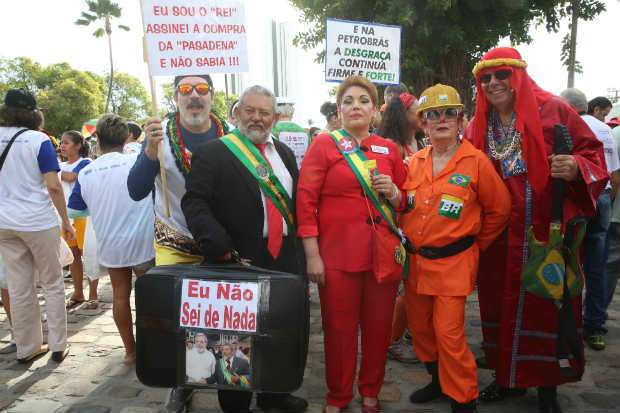 A presidente Dilma Rousseff. o ex-presidente Lula e a ex-presidente da Petrobras, Graça Foster foram representados por foliões que criticaram a corrupção no país