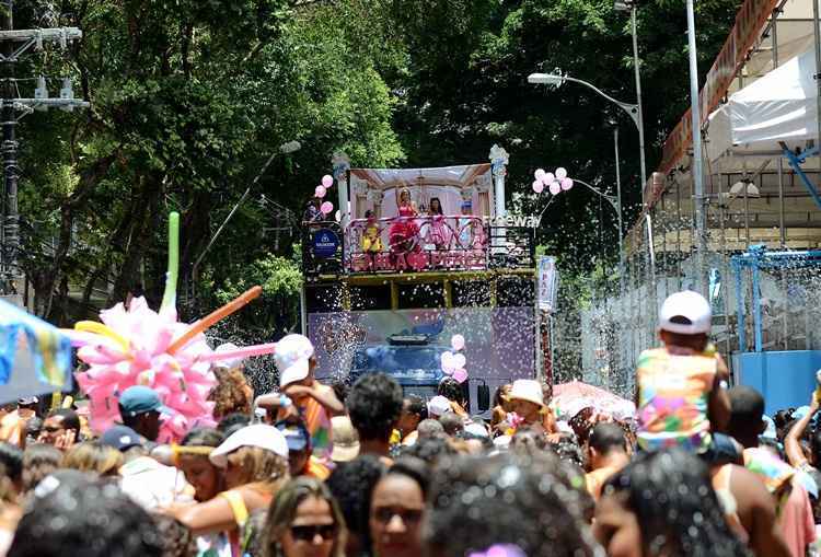 Milhares se divertem em bloco em Salvador