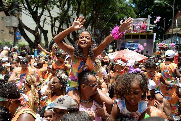 Baianos curtem bloco de Carla Perez em Salvador