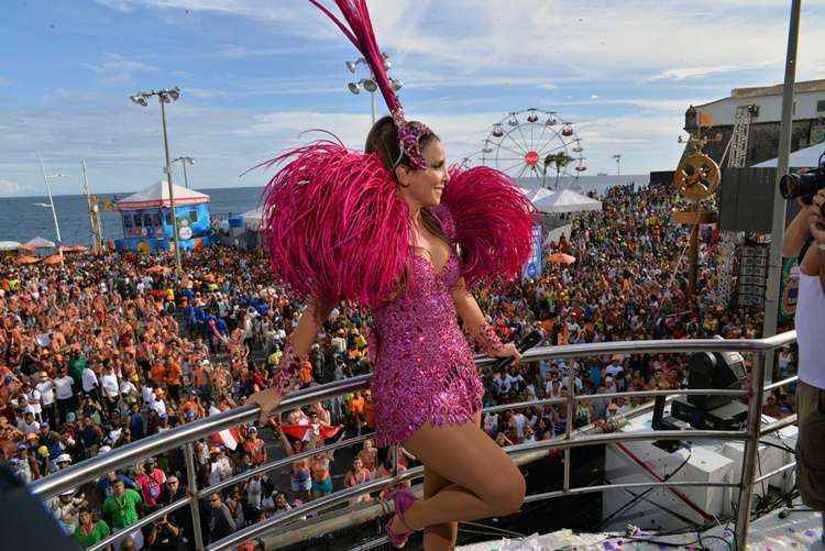 Ivete posa para foto em cima do trio elétrico em Salvador