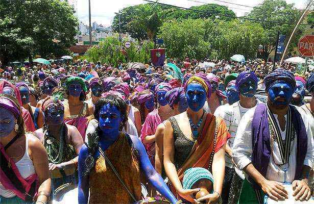 Pena de Pavão Krishna vai desfilar na manhã deste domingo no Bairro Lagoinha