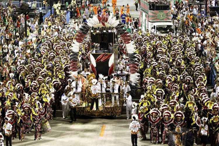 Grupo Especial das escolas do Rio desfila neste domingo na Sapucaí