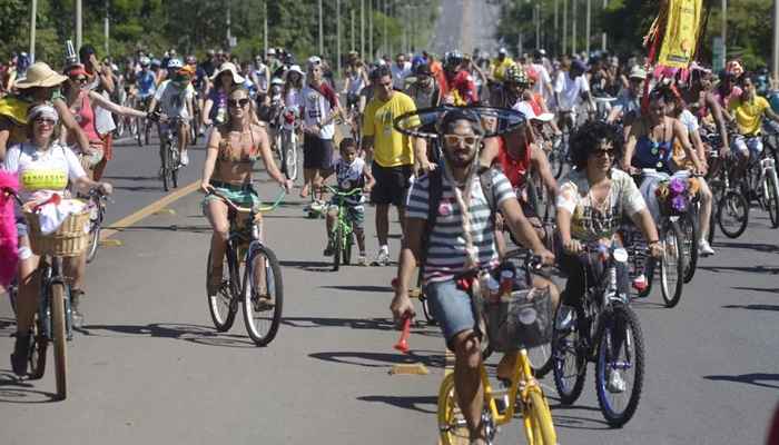 Bicicobloco reúne brasilienses no Eixão Norte neste domingo