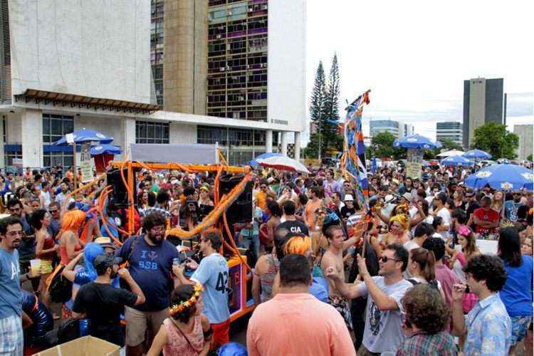 Mas eles também são prova de que a animação existia desde a época da ditadura militar. Confira as duas faces da festa na capital do país do samba