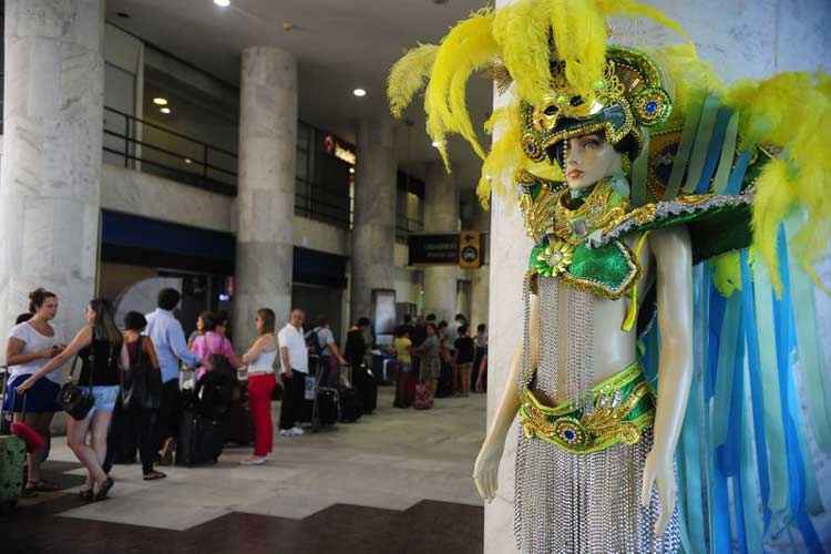 As oficinas tiveram como tema central figurino completo, envolvendo aulas de chapelaria, adereços e decoração