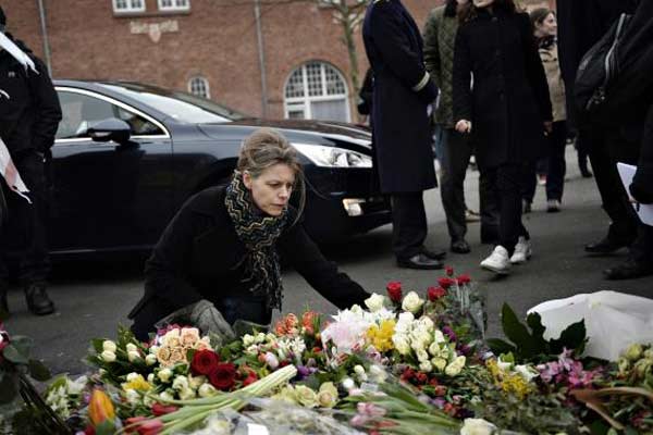 Abalados com os ataques deste fim de semana, cidadãos de Copenhague deixaram durante todo o dia flores e velas na porta dos locais dos atentados