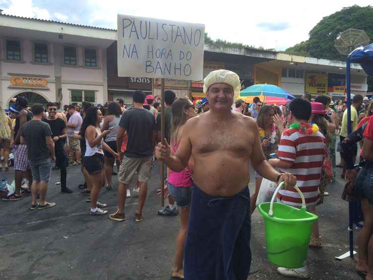 Folião Pedro Paulo Moreira ironiza crise hídrica em São Paulo