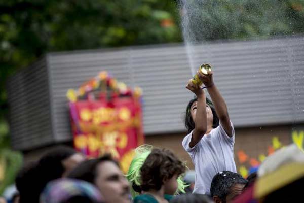 Crianças e adultos se divertem no Bloco Tesourinha