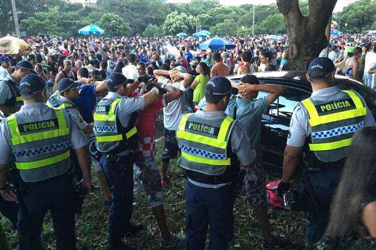 Policiais revistaram dezenas de jovens