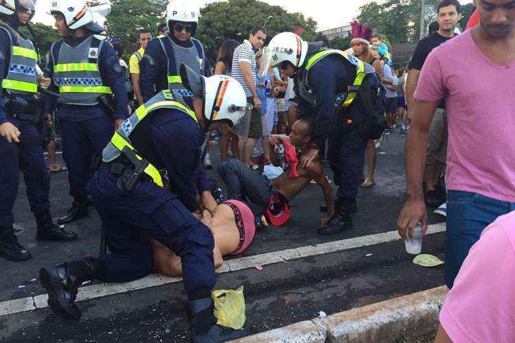 Jovens são detidos pela polícia: confusão