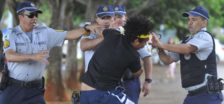 Policiais tentam conter brigas