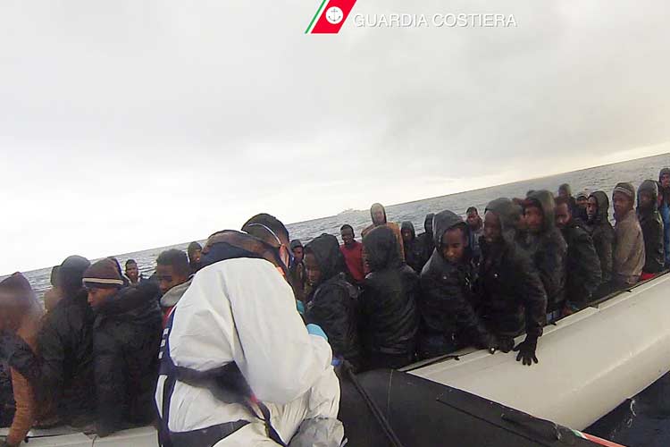 Os imigrantes foram resgatados entre o litoral daquele país e a ilha italiana de Lampedusa, a bordo de 12 embarcações precárias