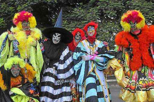 O colorido das fantasias mais ousadas ganharam destaque na folia brasiliense: o importante era a alegria