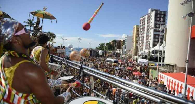 Olodum anima o carnaval na capital baiana homenageando a Etiópia