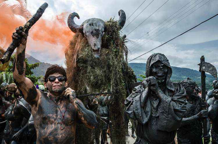 A concentração na Praia da Jabaquadra teve show do cantor Moreira Júnior. Como manda a tradição, os foliões aproveitaram a festa cobertos de lama.