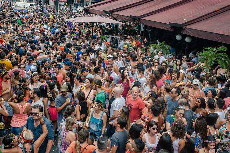 Paulistanos curtem o terceiro dia de carnaval no centro