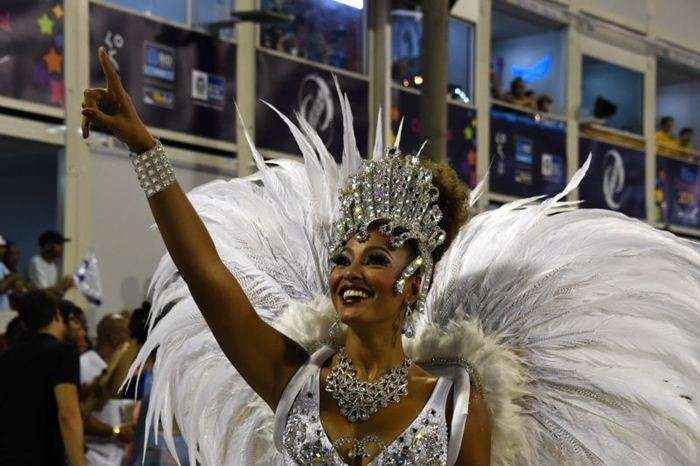 Primeira escola a desfilar na noite desta segunda-feira (16/2) na Sapucaí, a São Clemente homenageou o carnavalesco Fernando Pamplona