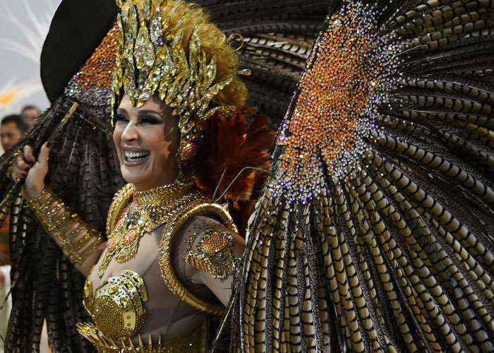 Primeira escola a desfilar na noite desta segunda-feira (16/2) na Sapucaí, a São Clemente homenageou o carnavalesco Fernando Pamplona