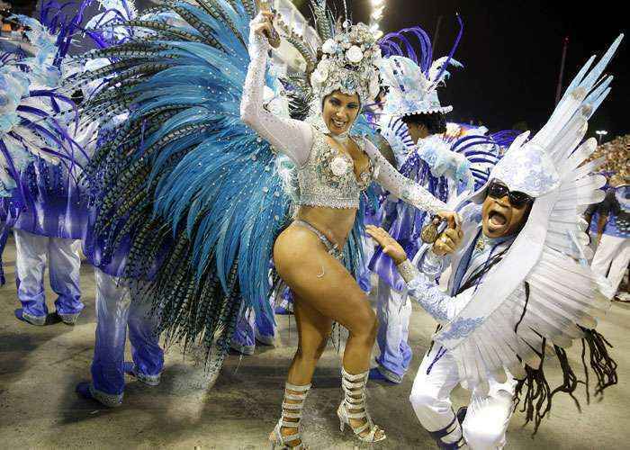 Patrícia Nery, rainha da bateria da Portela, junto com Carlinhos Brown