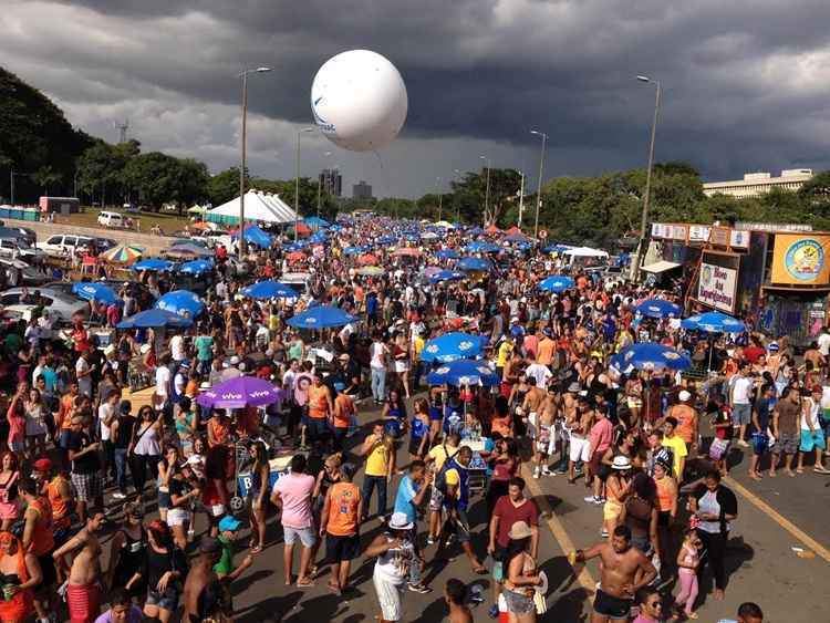 No último dia de carnaval, foliões poderão curtir os tradicionais Pacotão, Baratona e Raparigueiros, além de estreantes na programação de Brasília, como o Calango Careta, na Asa Norte