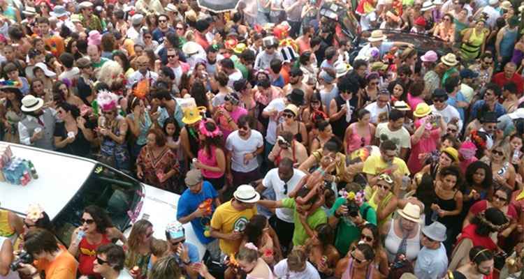 Multidão aguarda a saída do Bloco Magnólia pelas ruas do Bairro Santo André, em BH