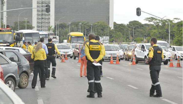 Blitz do Detran na área central de Brasília: só a autarquia pegou 193 condutores alcoolizados até ontem