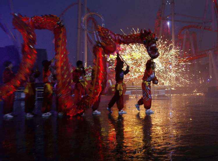 Asiáticos celebram entrada no Ano da Cabra com fogos de artifício