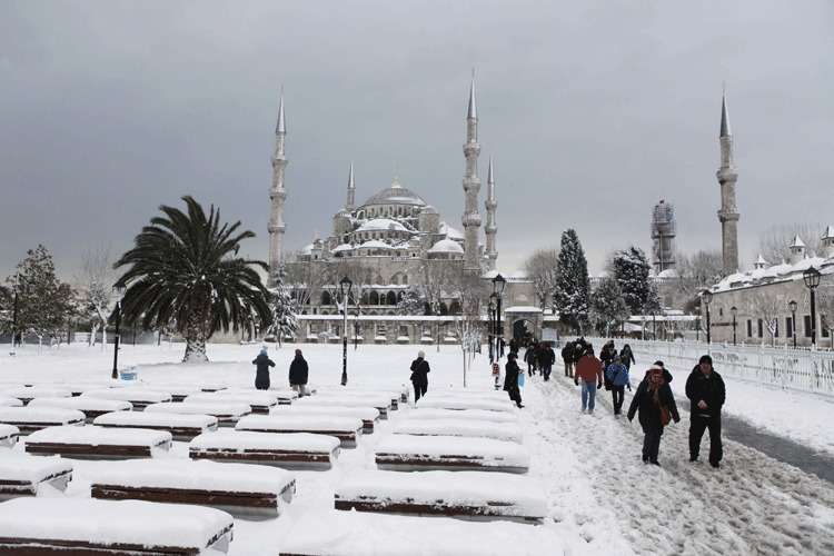 Turistas em praça coberta de neve na cidade histórica de Istambul