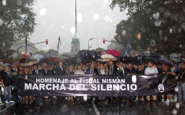 Um grupo de promotores e servidores do judiciário lideram a marcha em apoio a Alberto Nisman