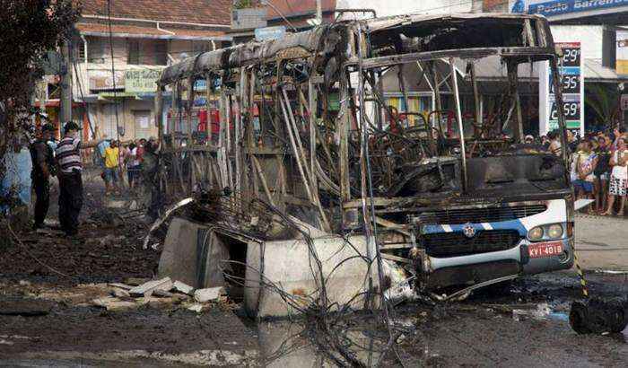 O ônibus fazia a ligação entre Alcântara, em São Gonçalo, e Niterói. Após bater em um poste,  um transformador caiu sobre o coletivo e pegou fogo.