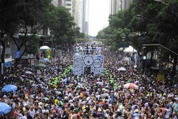 Aumenta número de foliões multados por urinar nas ruas no período de carnaval de 2015