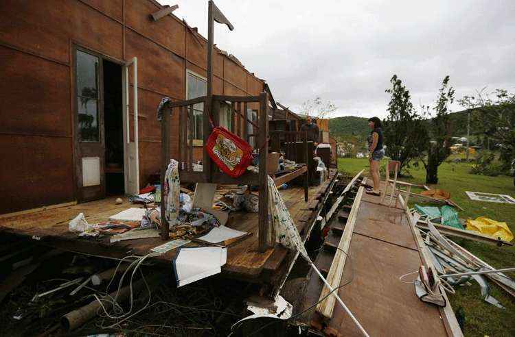 Casa parcialmente destruída pelo ciclone Marcia na cidade de Yeppoon