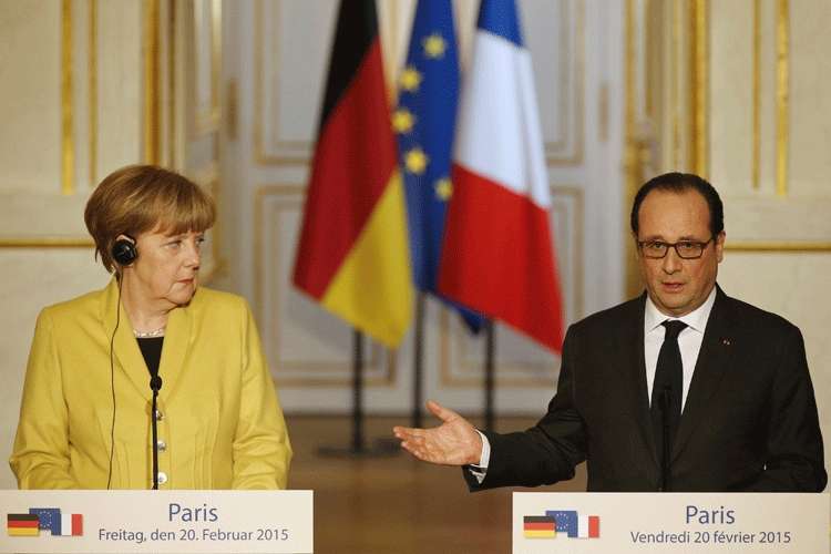 Angela Merkel e Francois Hollande durante conferência de imprensa em Paris