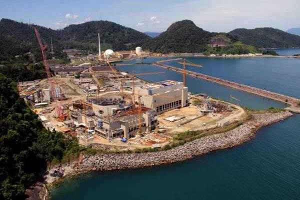 Houve um problema de ruptura em uma tubulação ligada à água do mar que resfria o condensador da Usina Nuclear Angra 1, segundo técnicos da Elenuclear