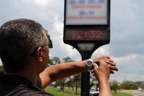 Os relógios devem ser atrasados em uma hora