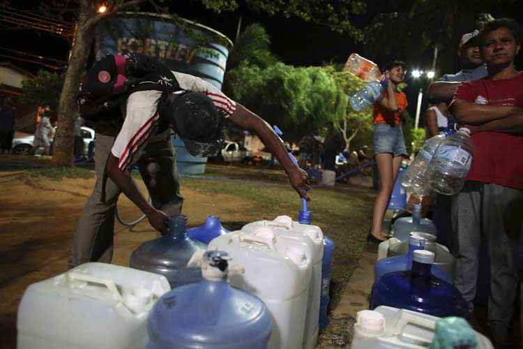 Moradores de Itu, no interior de São Paulo, tiveram que pegar água na rua durante três meses por conta das torneiras secas nas casas: manifestações