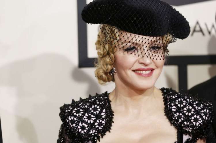 No Grammy, Madonna roubou todos os olhares no tapete vermelho: bumbum de fora