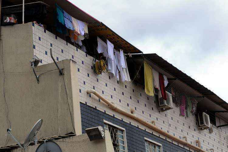 Roupas estendidas no terraço de o prédio no Setor Policial Sul são a demonstração de que pessoas habitam o local: regras não são claras