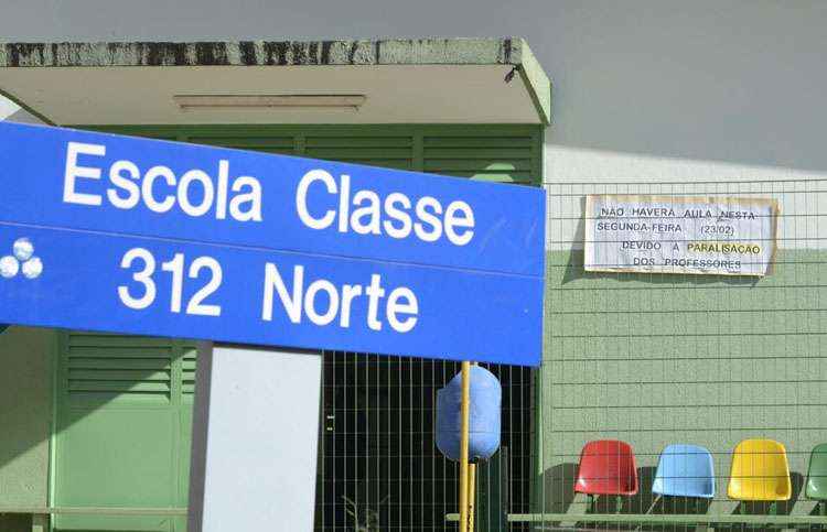 Na porta de escola, na Asa Norte, cartaz explica a falta de aula: paralisação