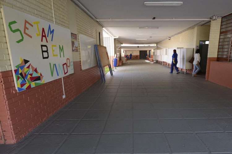 Escola João Paulo Freire, localizada na 610 Norte: corredores vazios