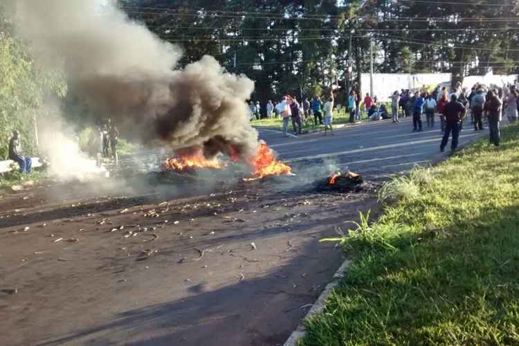 Os manifestantes fecharam a via nos dois sentidos e queimaram pedaços de madeira