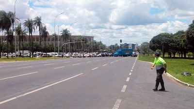 Motoristas têm que desviar já que professores ocuparam as seis faixas do Eixo Monumental