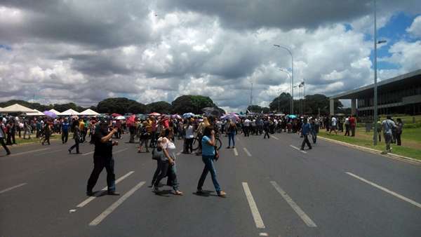 Por volta das 12h, o grupo ocupou as seis faixas do Eixo Monumental