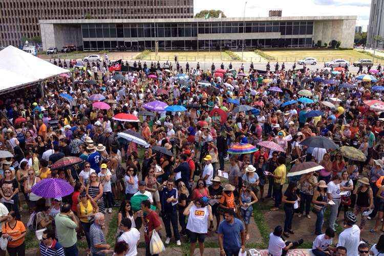 Professores ocupam a Praça do Buriti no primeiro dia do ano letivo