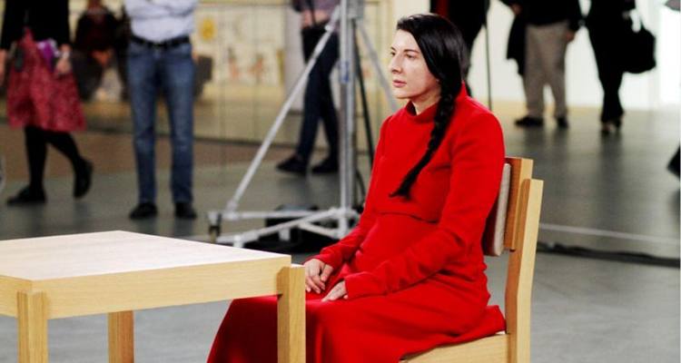 Marina Abramovic durante a performance A artista está presente, realizada no Museu de Arte Moderna de Nova York: público era convidado a confrontar a artista, que permaneceu calada durante a experiência