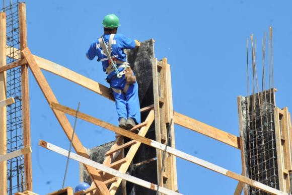 Mesmo com queda em fevereiro, mão de obra da construção civil encarece 7,73% no último ano