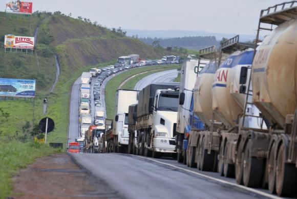 A Polícia Rodoviária Federal tem negociado com os manifestantes para liberação de passagem de ambulâncias, veículos de passeio e de transporte de passageiros