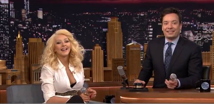 Christina Aguilera imita Britney Spears em programa de Jimmy Fallon