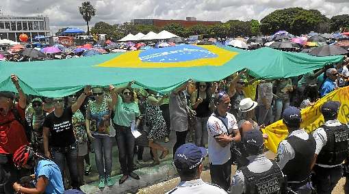 Na última segunda-feira, milhares de professores se reuniram em frente ao Palácio do Buriti: decisão de paralisar as atividades